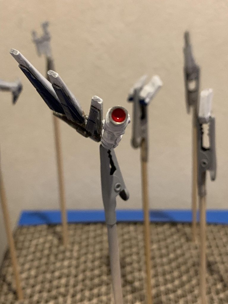 クリアを吹いて乾燥中。その合間にパーニア内部を赤で塗装。かなり雰囲気が出ますね。普通に飾ると誰にも見えないけど（笑）