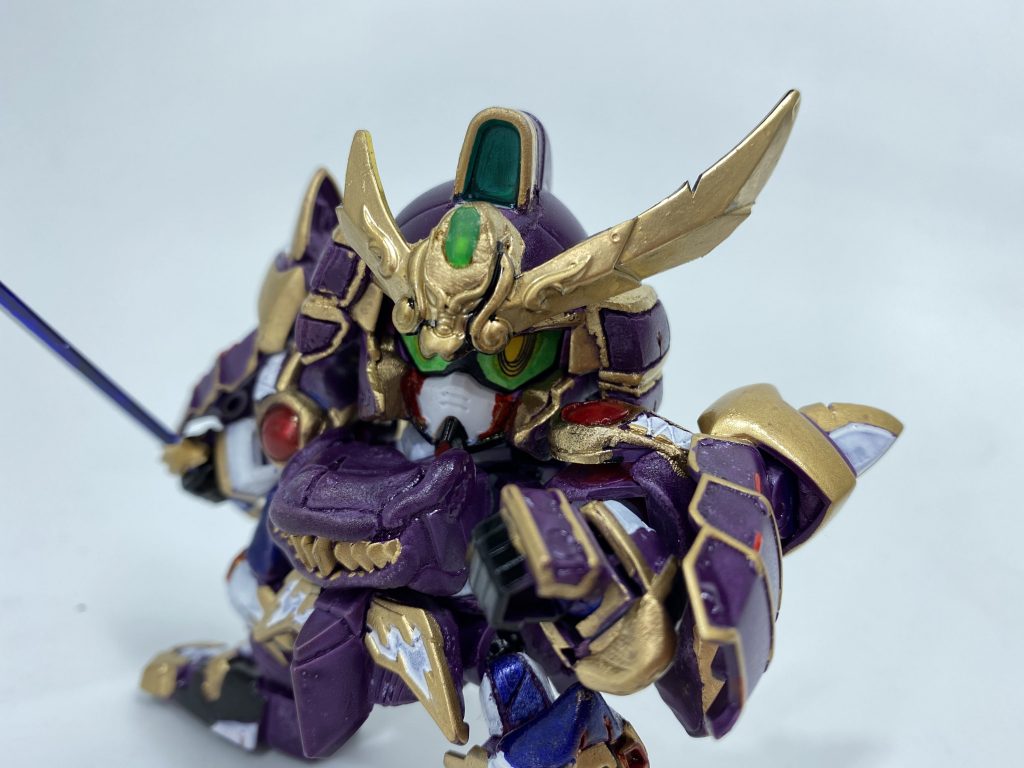 兜→飛駆鳥をベースに。後ろはLGBB武者の兜を接着。サイドはパテで。筋彫り入れて塗装。角は翔烈帝劉備の角を落とし、右は切り落としています。龍はあった方が飾りになるなと思い、残しました。