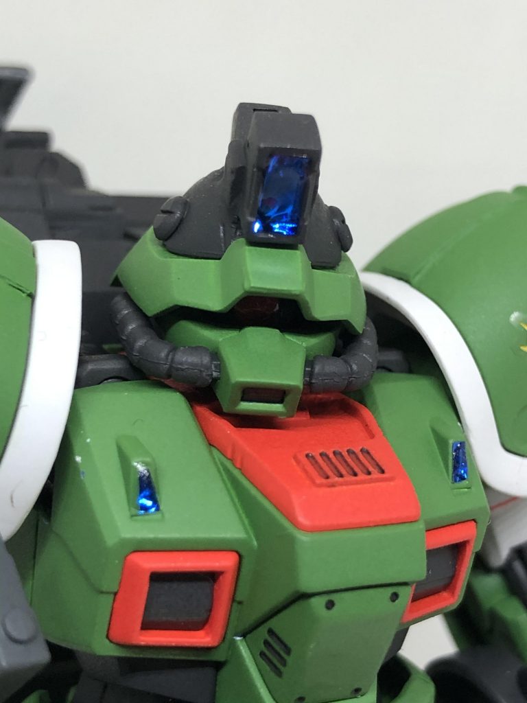 よく見えませんがモノアイはHレンズに、こだわりの巨大スコープは30MMのパーツを使いました、ラピーテープの上にクリアレジンでレンズを作ってみました、初めてでしたがうまくいったと思います