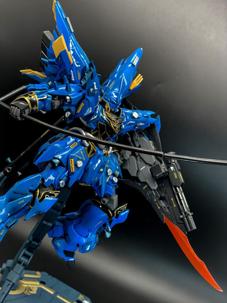 実は今回袖付き期待初めてで、塗り分けをマスキングテープでしようと思ってましたが……即断念しました。ガンダムマーカーで塗りましたが、花粉症の状態が酷くてかなりはみ出しました( ̄▽ ̄;)新しく筆を買ったので多少目立たなくはしたもののやっぱり袖付きは私には早かったかもしれませんね(笑)以上、ハヤブサ屋のシナンジュ・ブルームーンでした( ´ ꒳ ` )ノ