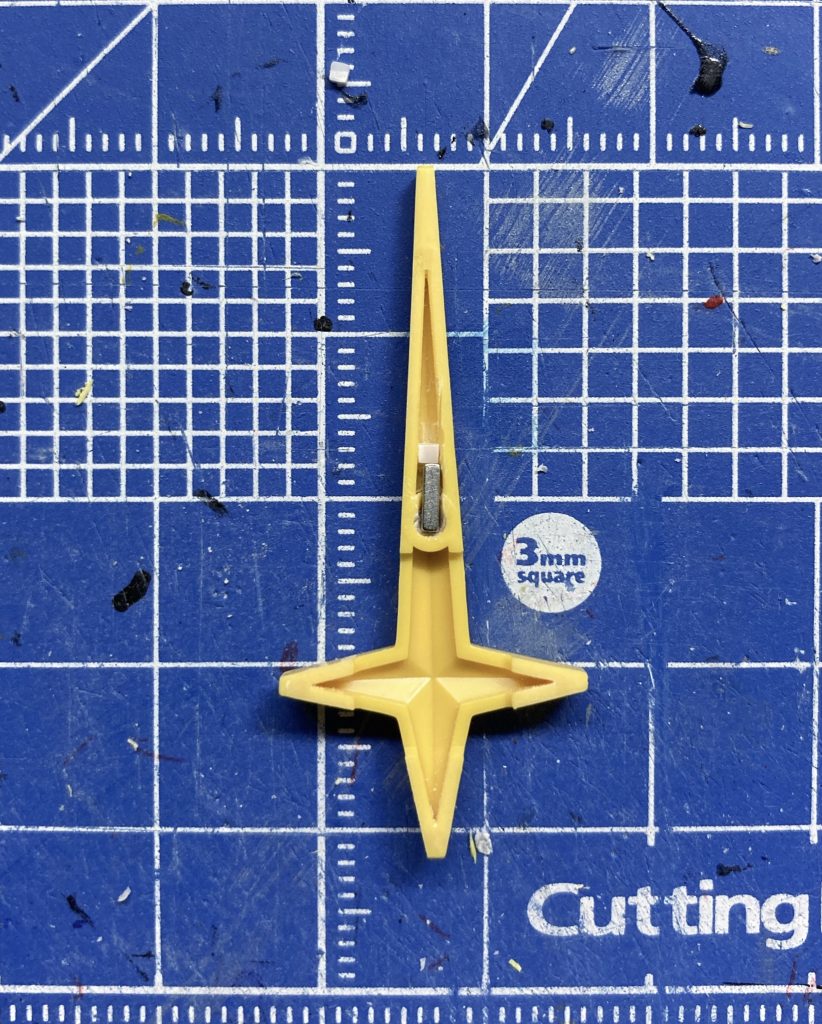 頭上の十字はHGインパルスのシールドパーツにネオジウム磁石を仕込んで作りました