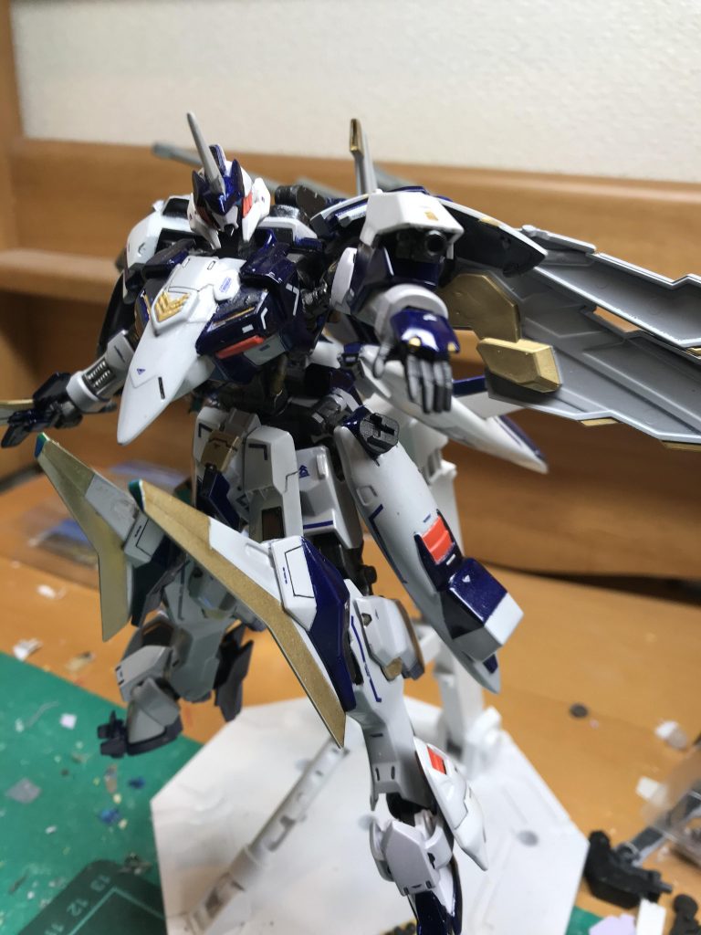 両腕に150mm徹甲弾砲を装備。貫通力はナノラミネートアーマーに対しては望めないものの、敵機の牽制としては充分な火力ではある。