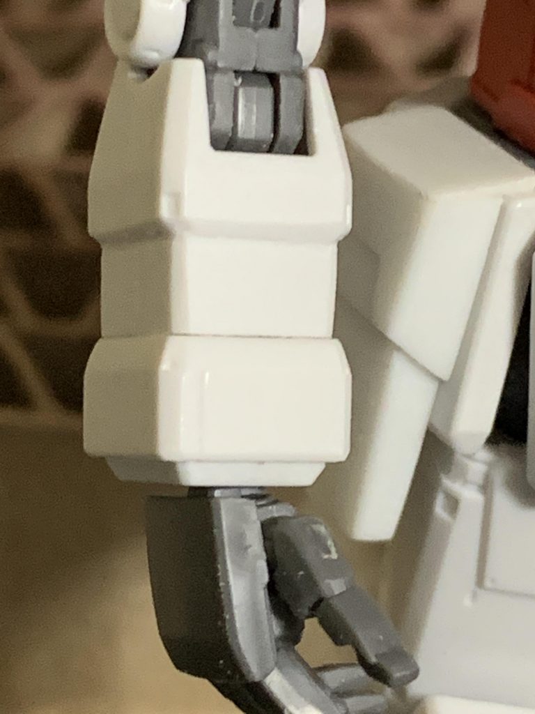 前腕パーツの分割のラインと肘に近い部分のモールドを残すようにして削り込んで整形。MGやROBOT魂を参考に4面全て整形した。