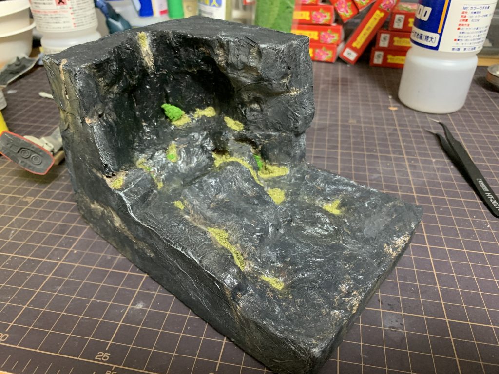 次にジオラマを作りました。初めてにしては見れなくない程度の出来にはなったと思います。今思えば平面まで岩場っていうのは少し違和感ありますね。