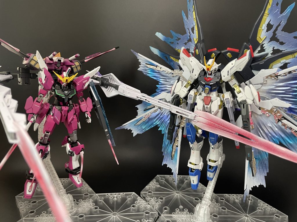 昨年制作したコアストライクフリーダムもといファルマメントガンダムと。この並びがやりたくてHGCEインジャが発売された時からずっと構想を練っていました。https://gumpla.jp/hg/373715