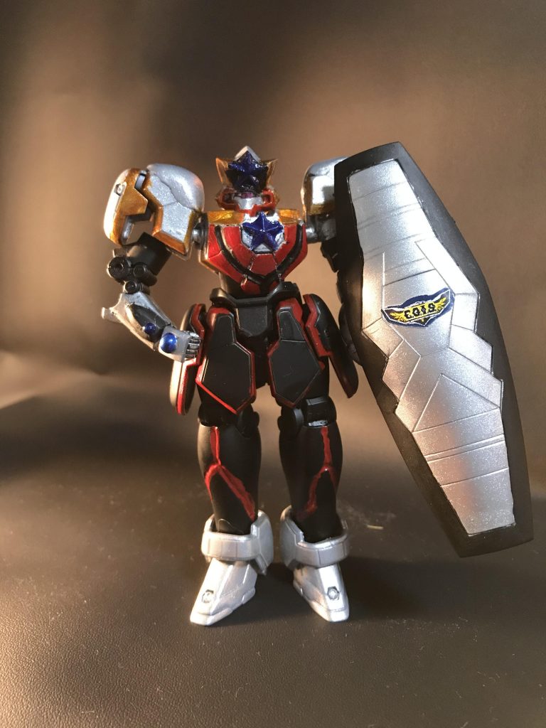 タイガたちがいなくなってからのE.G.I.Sが、ウルトラマンがいなくても怪獣に対抗できる兵器として開発したという設定にしたいので、余りのシールドもタイタスカラーのシルバーとブラックにして、ステッカーを貼ってみました。