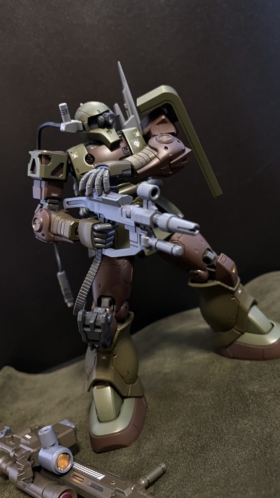 ザクマシンガンベルト給弾式のザクマシンガンをソードオフ取回しを良くしている。小口径高速弾を装填バックパックに担架される。また、本機は右胸に、対物バルカン、対人用小口径砲を装備している。