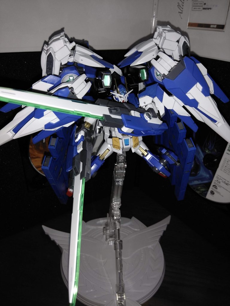 自分は結構盛るのが好きなので、この改造の時は、かなり盛りました。お陰でこのような姿に生まれ変わりました。主に使用したキットはHG ガンダム・エクシア　HG ダブルオーライザー（GNソードⅢ付）　HG ダブルオーガンダム　セブンソードG        HG セラヴィーガンダム GNHW/B                    HG ガンダムサバーニャ　HG G-セルフ　アサルトパックあとはMSGなどからパーツを集めて組み合わせました。「あれ?何でアレルヤの機体ないの？」と思った方、実は予算が足りず、買えなかったので許して下さい。💦