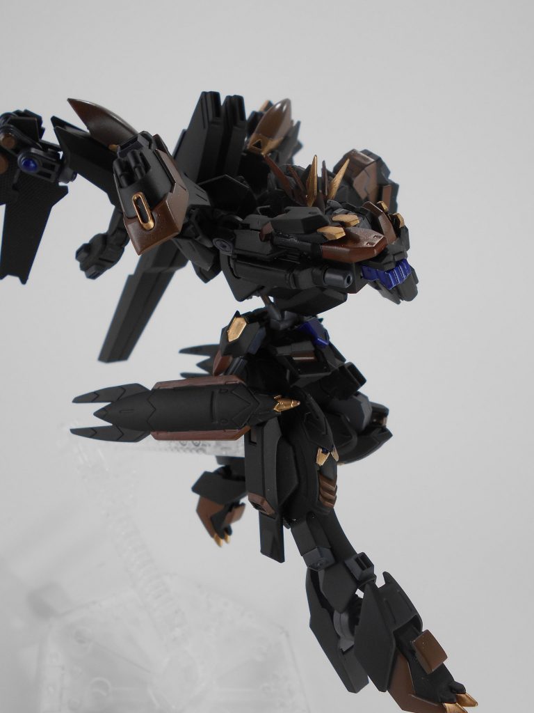 マニピュレーターバースト・「ティモンド」。マニピュレーターにビームを流し、ビームサーベル以上の切れ味を作り出します。腕部クローにチャージしているエネルギーを放出することでマニピュレーターからビームバズーカを撃つことも可能です。「ティモンド」はギリシャ語で「牙震」のアナグラムです。