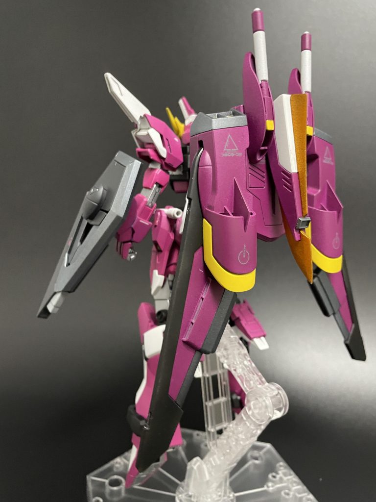 リアビューファトゥム01はごく一部を除きそのまま使用。機種のブレード部分は打突に使用する関係上異素材だろうという解釈でメタリックオレンジにしています。