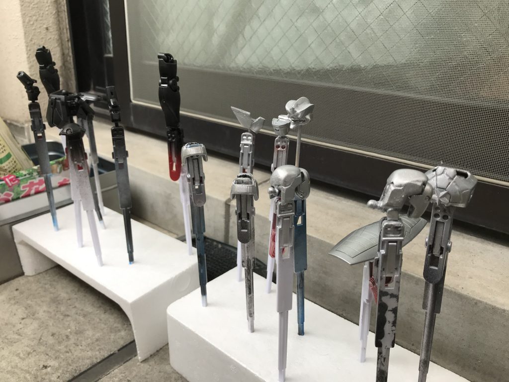 塗装中の写真です。ベースをシルバーにする物(胸、頭、肩、足)とブラックにする物(腕、足)に分けて塗装しました。