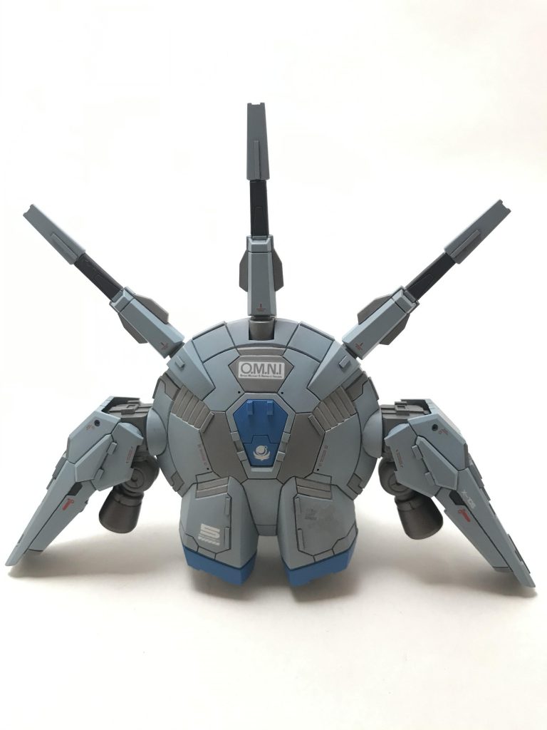 設定にあるサーベル4本をどう配置するか散々考えた末、シールドもビームサーベルになっている事に気づきました。 スラスターユニットが付いた増槽タンク兼サーベルホルダーという感じの自分設定です。