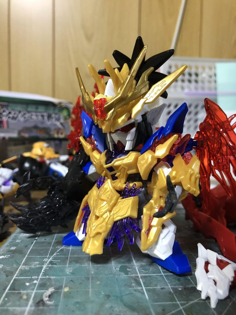 色々付け替えてイメージを膨らませてたら、呂布シナンジュの胴体が見事にハマり、ここから完全に悪のイメージが固まって一気に進みました