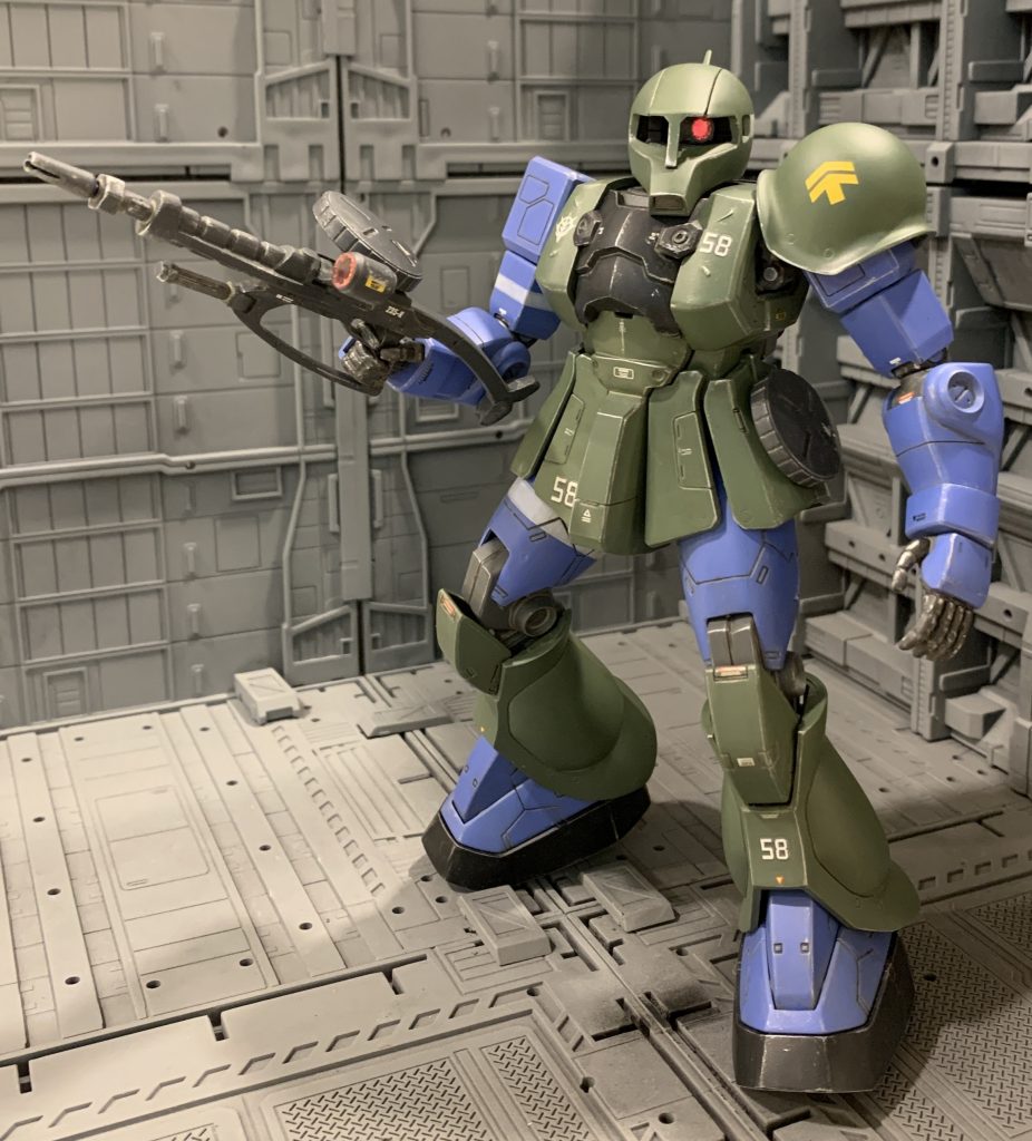 足首がほぼ可動しないので、ポーズの幅がかなり限られます。足首くらいははちょっと可動範囲拡張工事しておけばよかったです。陸戦ウェザリングなのでアクションベースに載せて浮かせるのもおかしいですし(苦笑)