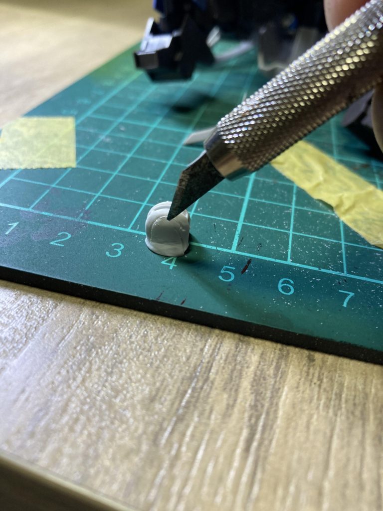 頭部の上も削ってたらモールド消えちゃったので、彫り直し初挑戦。専用の道具は持ってないので、先の折れたデザインナイフで挑戦〜