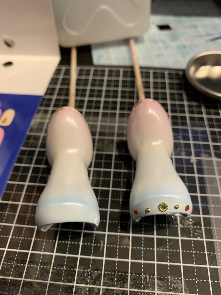 100均のネイルパーツを張り付けて可愛いキュベレイを目指します。