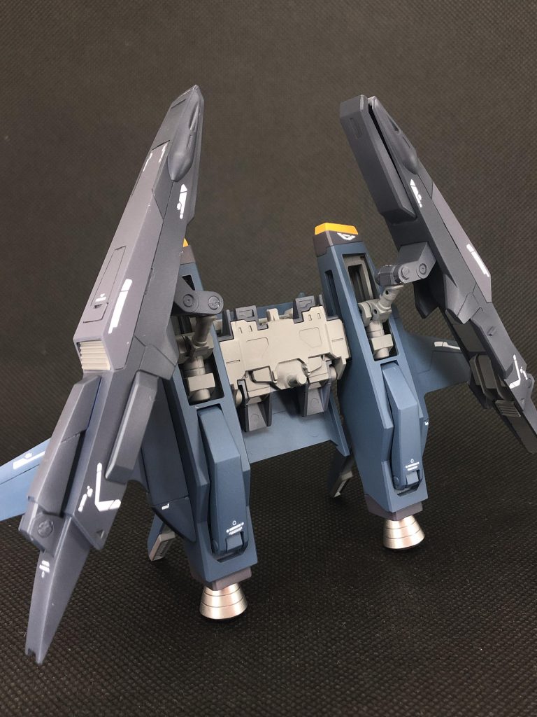 背負いもののGディフェンサー大型バインダーへのパネルライン追加と一部塗り分け、裏面にはディテールの追加。