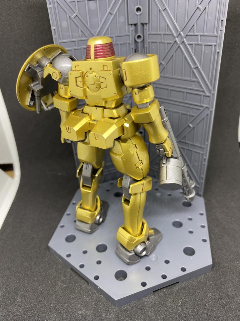 頭部側面の赤はパールディープレッドを使用。