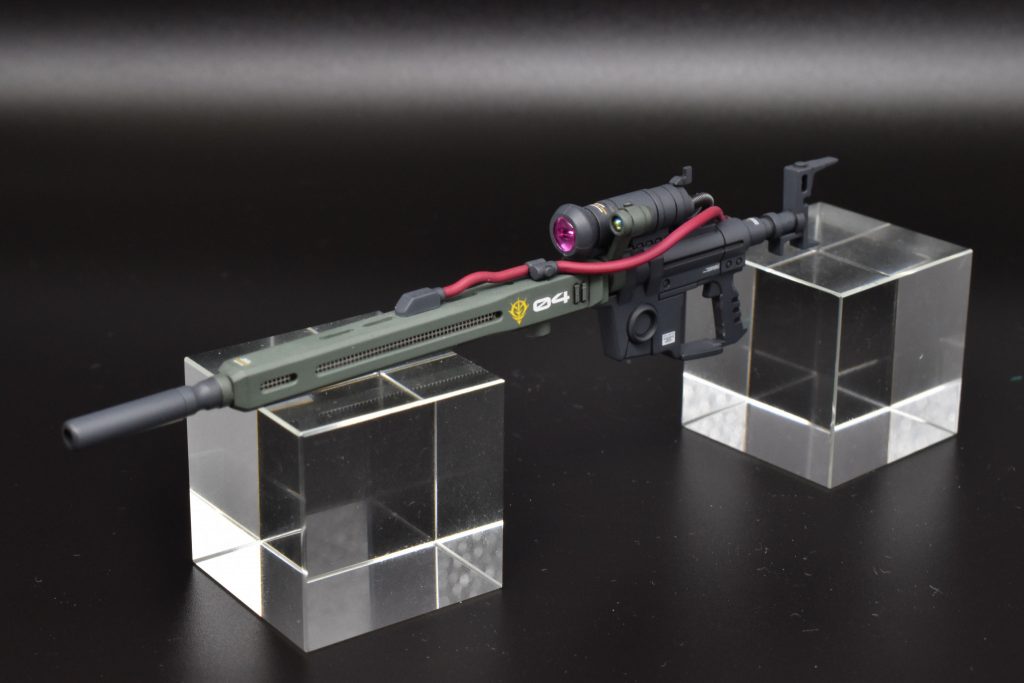 スナイパーライフル。バレル部分を開口してメッシュパーツを入れています。後ハメ加工ができないので先にメッシュを入れてから接着→マスキング→塗装の順で作業を行いました。