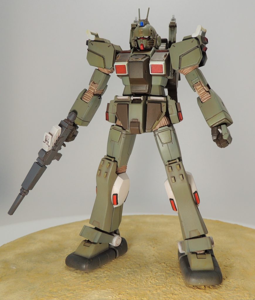 図らずも、ホバーマントを纏うと身体が見えなくなってしまうのですが、設定画を参考に各所を改造しています。腹部、フロントアーマー、サイドアーマー、ふくらはぎが主な改造点です。関節部のカバーは、目立てヤスリでモールドを一段深くしています。なお、この姿は、「機動戦士ガンダム サンダーボルト」第5巻に収録されている、「サンダーボルト外伝・『砂鼠ショーン』前・後編」で初登場した時のものです。