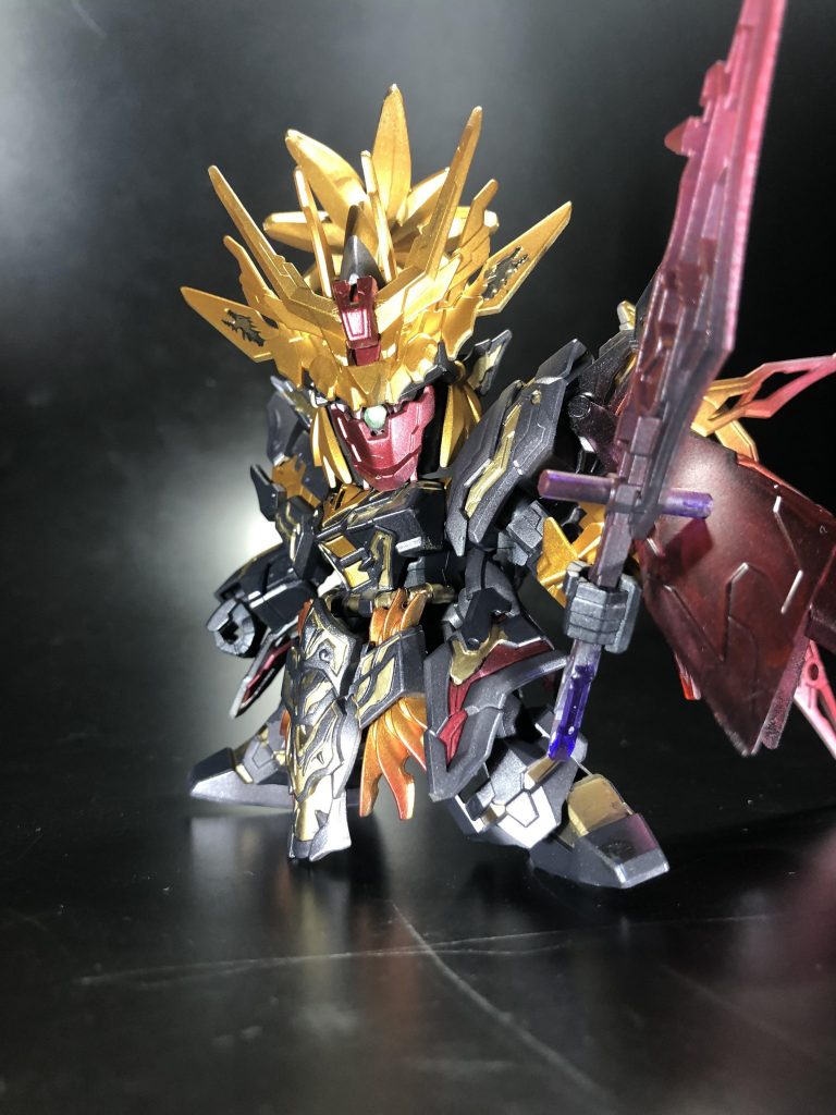 父、劉備ユニコーンと同じ顔をしている事を恨んでいて普段は仮面をつけているという設定です。バンシィの一角モードをイメージしています