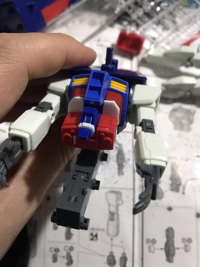 コアブロックはハマりはするのですが、そのままだと長すぎたので幅をかなり狭くして、隙間はプラ板で隠しました。また、キャタピラの部分にネオジム磁石を仕込み、ジョイント変更をしてもGファイターにした時にAとBのパーツがすぐに外れないようにしています。
