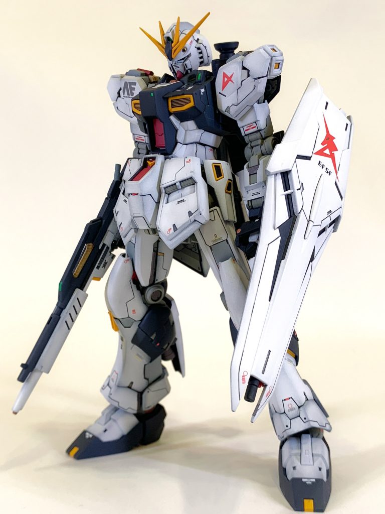 νガンダム自体は元のディテールが少し合わなかったので凹凸を削り筋彫りなどで作り直しています