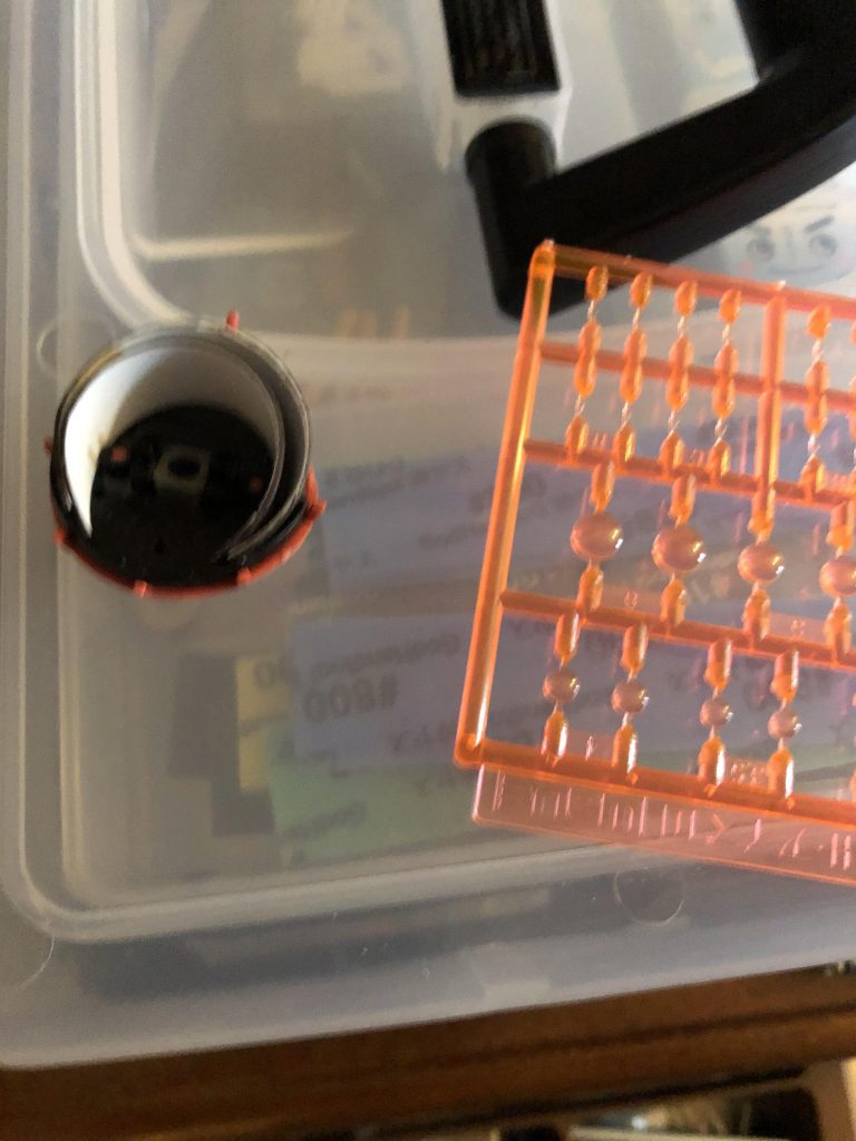 モノアイ部にボード磁石を切断貼り付け