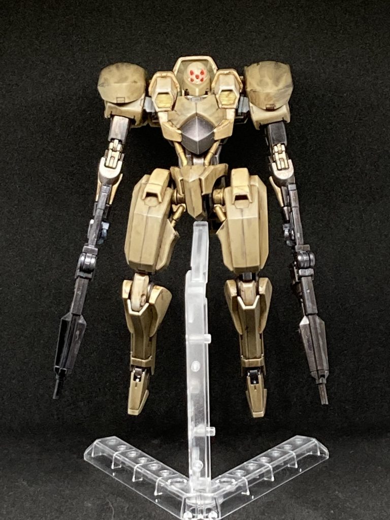 塗装はフレーム部分と武装をガンダムマーカーのガンメタ、シャインシルバー、ゴールドで塗装しています。カメラアイはファレホで塗装しました。残りは成形色です。