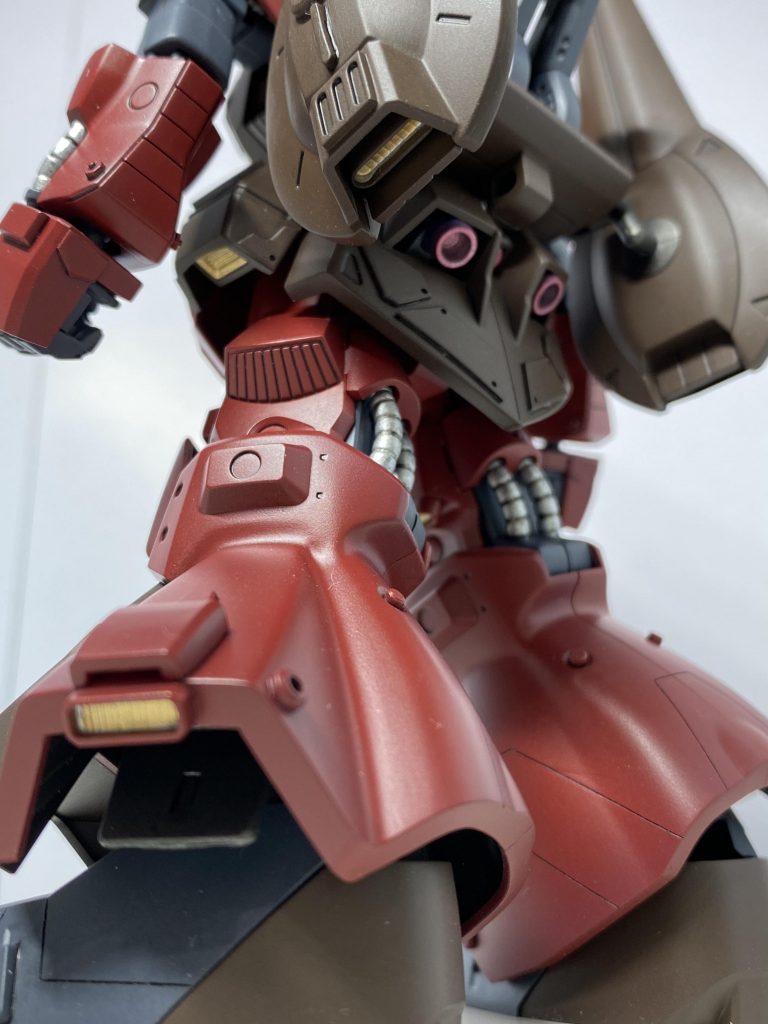 ゴールドに見えるところが追加バーニアです。スカート隠し部分にもバーニア仕込んでいます。