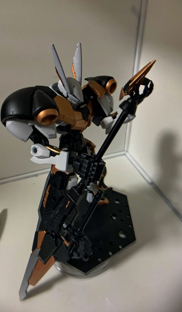 暗黒騎士や、闇落ちした騎士をイメージして作った機体なのでそれっぽいポーズも!こちらはさまになっていてイメージ通り作れたきがしました笑