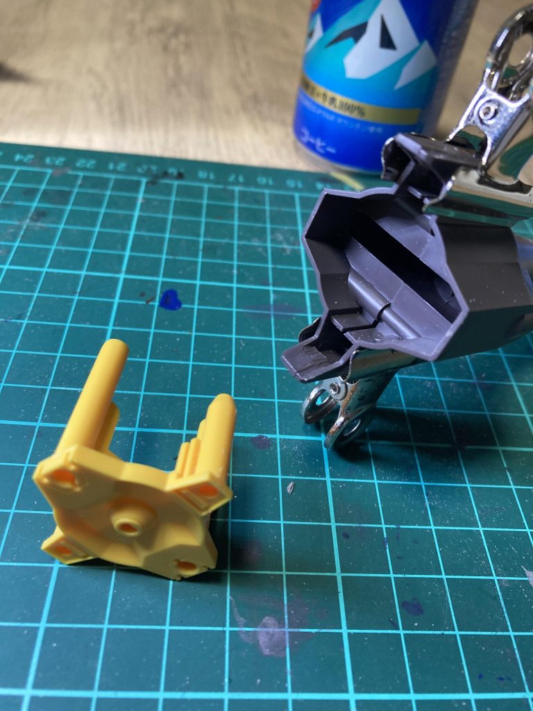 後ハメ加工はドリルランスだけやりました。黄色パーツを差し込めるように削りました。よく見る脚部の3分割して後ハメするやつは、以前作った時にやりましたが、その時は切断面ガタガタになったので今回はそのまま接着合わせ目消し。