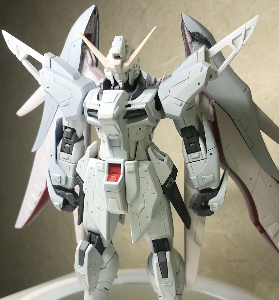 肩のスジボリから手をつけて…失敗→瞬間接着剤でリカバリ→失敗→予備機に手をつける…等々の経緯を経て、徐々にコツを掴みながら人生初のエアブラシ。白サフと呼ばれてるやつを。。