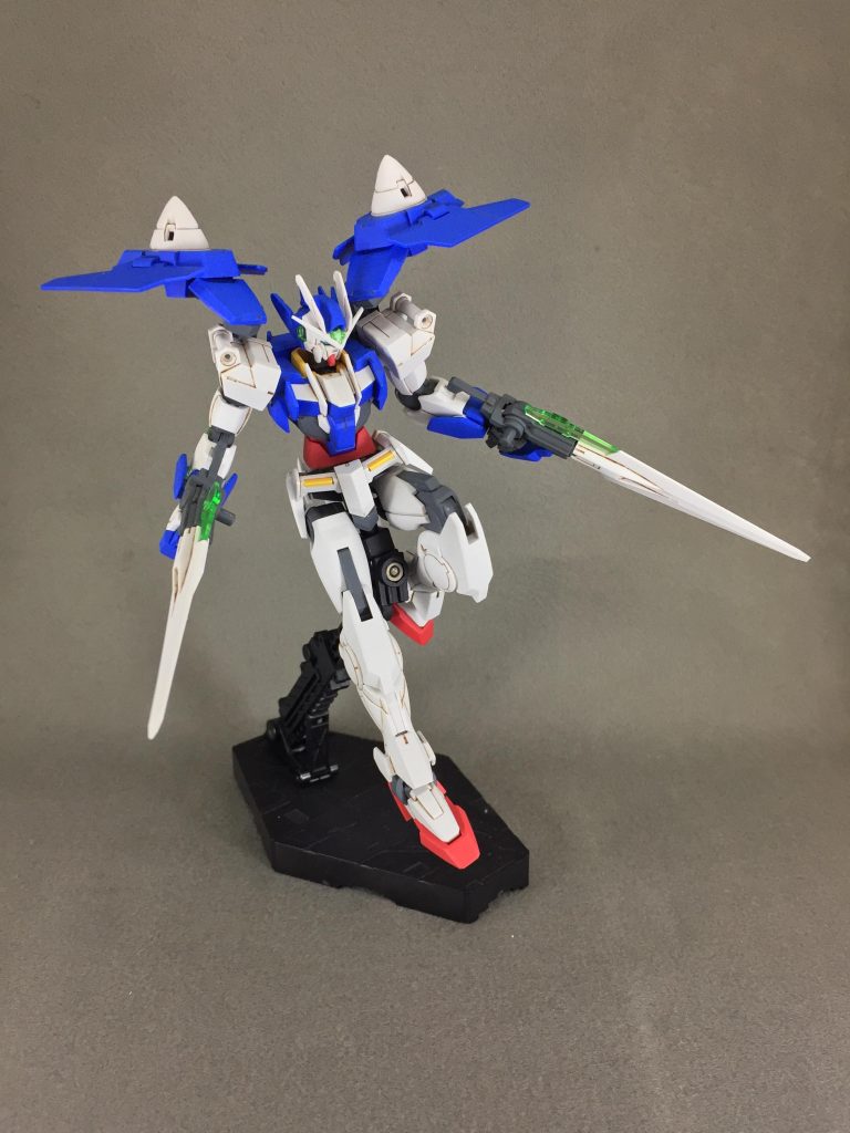 ダブルオー系はよく動くからブンドドが楽しいですね！おかげて撮影前にガッツリ関節が擦れました…組み立て→墨入れ→つや消しの簡単フィニッシュです。腰の接続軸で数ミリだけ延長しています。