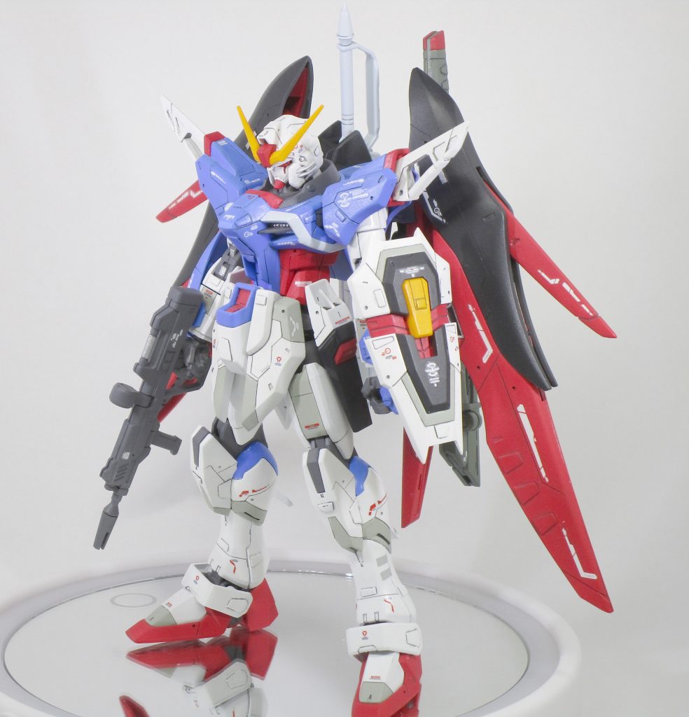 等々の経緯を経て…完成！本来の色を出したくて初めてのデジカメ撮影。撮影ブースは100均で揃えました。デカールはRGディスティニーのやつを。。ちなみに写真は子供撮影用のデジカメで。尊敬するmatさんを真似てみましたが足元にも及びませんでしたw