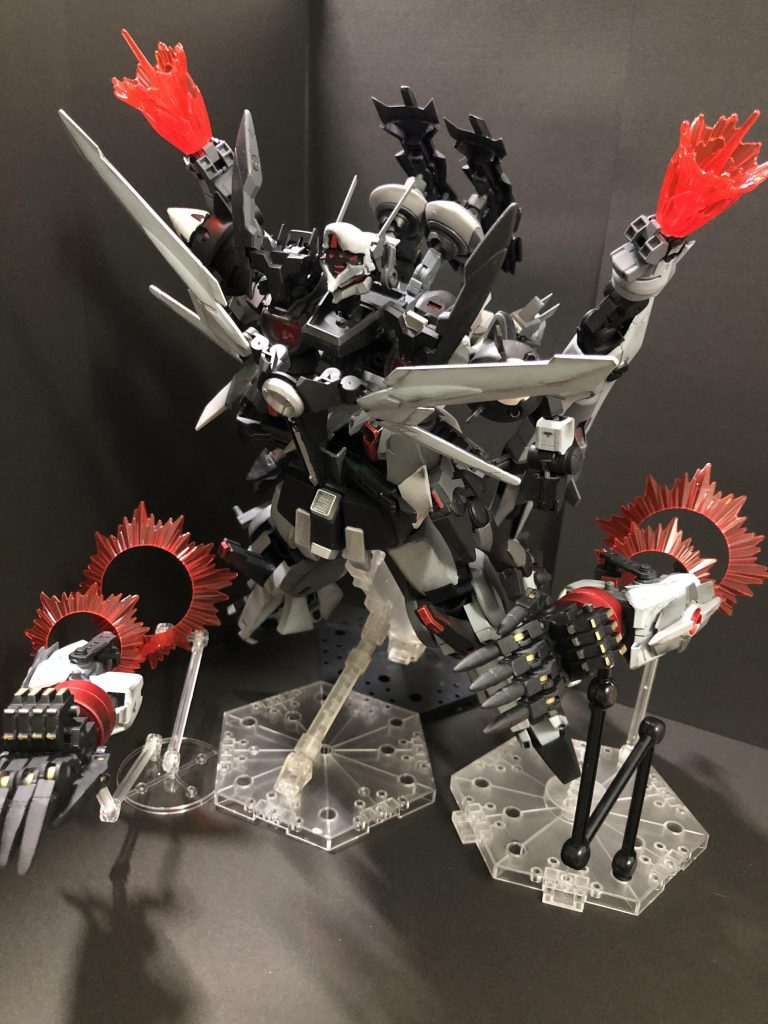 ヴァルムジンクス臨戦体制背中の拡散ビームと自在に飛び回る大型GNクロー赤いエフェクトがちょうど良くて満足です。