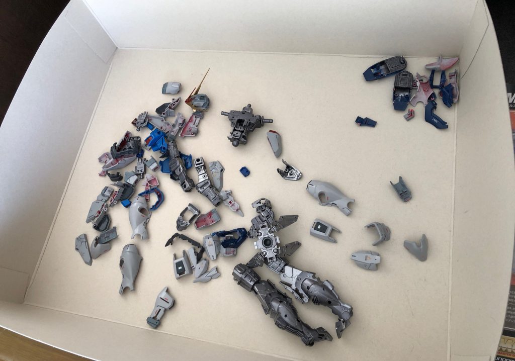 残念ながらアウトフレームのパーツの半数がダメになって製作を断念しました。が、いろんな方に応援メッセージを貰いながら、パーツを補修して塗装を再開しました。