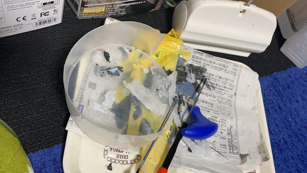 市販のシリコン型は高い上に嵩がないのでホームセンターでプラスチックのバケツを切って使いました。土台との間にグルーガンで隙間を埋めたつもりでしたが甘く漏れてきました。後で剥がせますのでこれでもかってくらい念入りにつけるといいと思います。