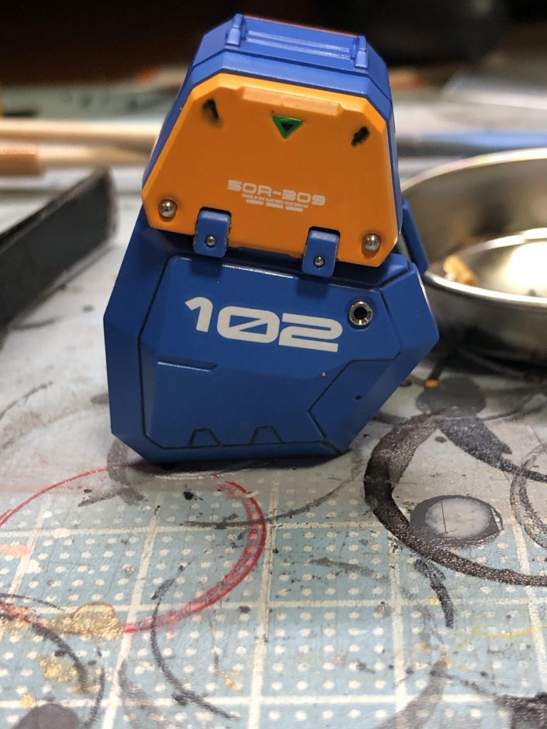 肩のアーマーには、メタルノズルを埋め込み、小型スラスターを追加しています。