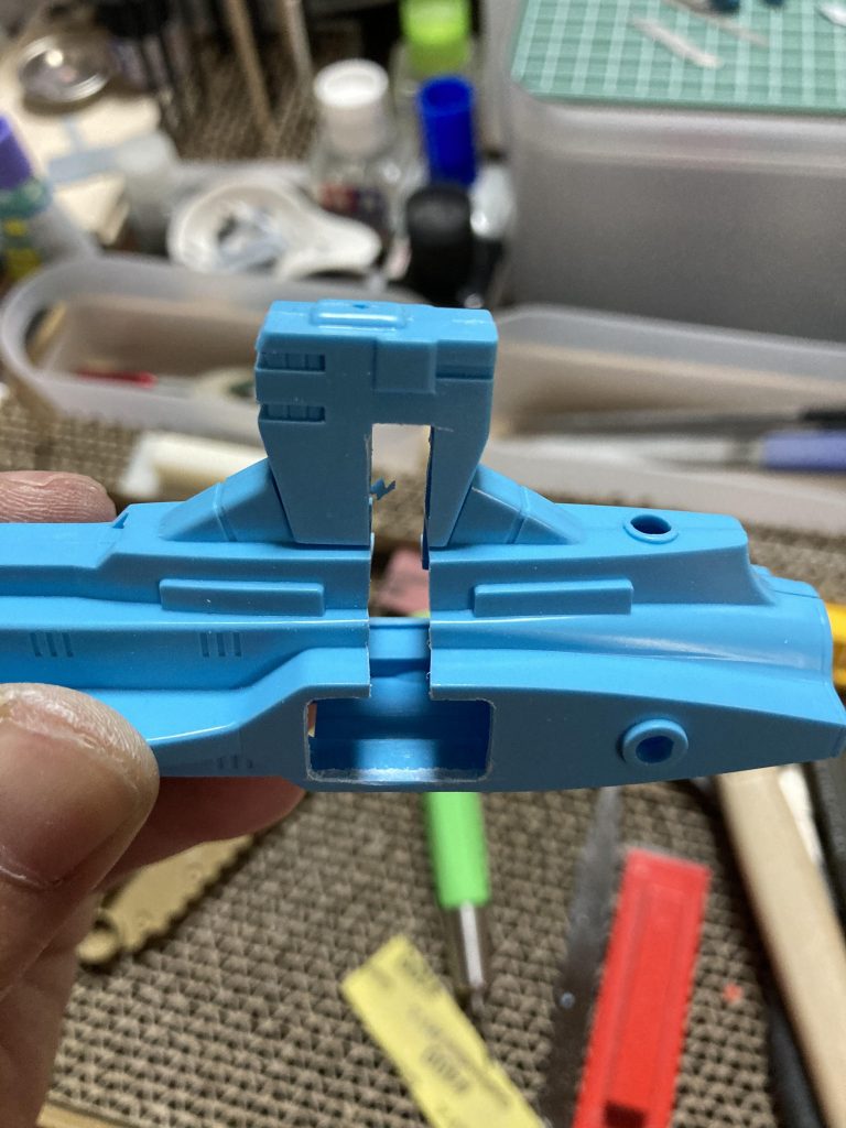 配線しやすいようにパーツを分割して、LED埋め込んだ後、合わせ目を消しました。