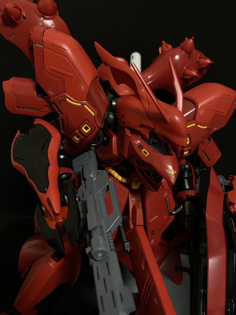 バックラーシールド右腕に装備された小型シールド、サザビーと同等のサーベルが装備されている。また、このままビームガンとしても使用可能。