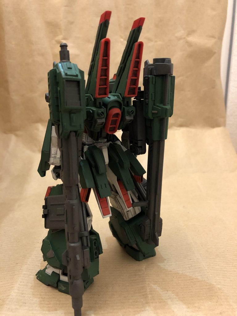 後ろからメイン武装はバスターガンダムのものを踏襲しています。