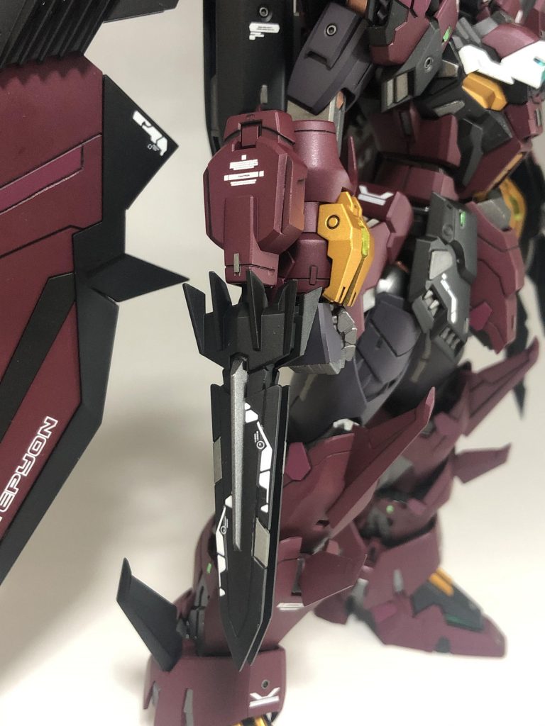 ビームソードのエネルギーパックは腰から右腕に取り付け位置を変更