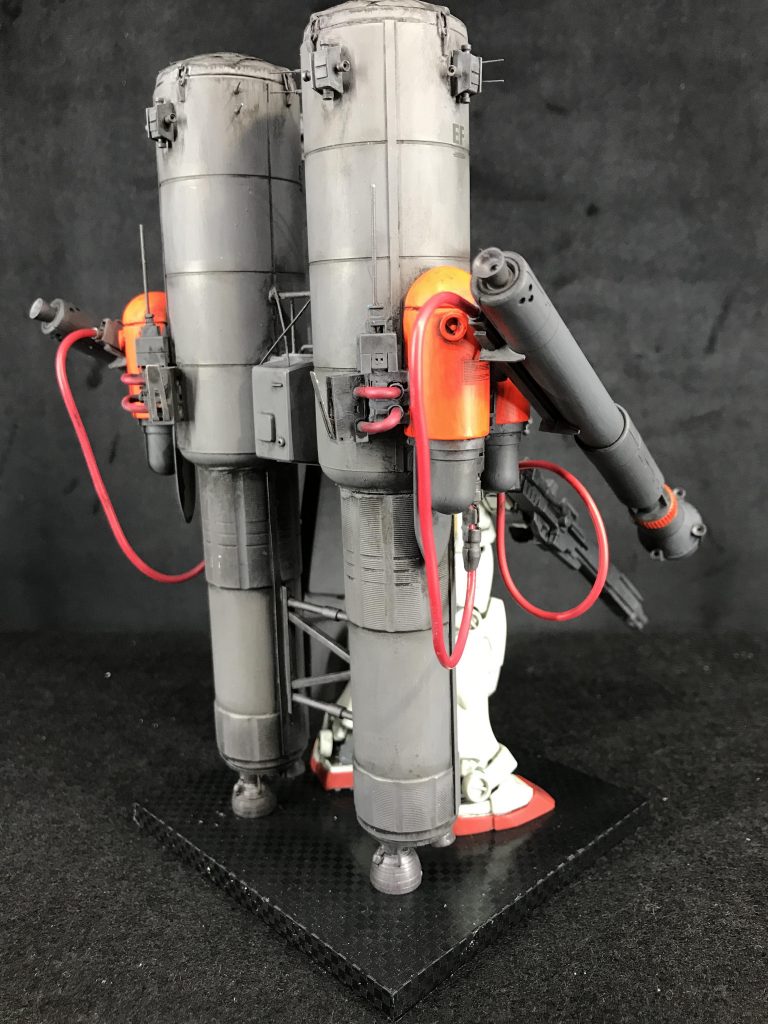 タンクは白髪染めの容器と100均ライトの組み合わせ