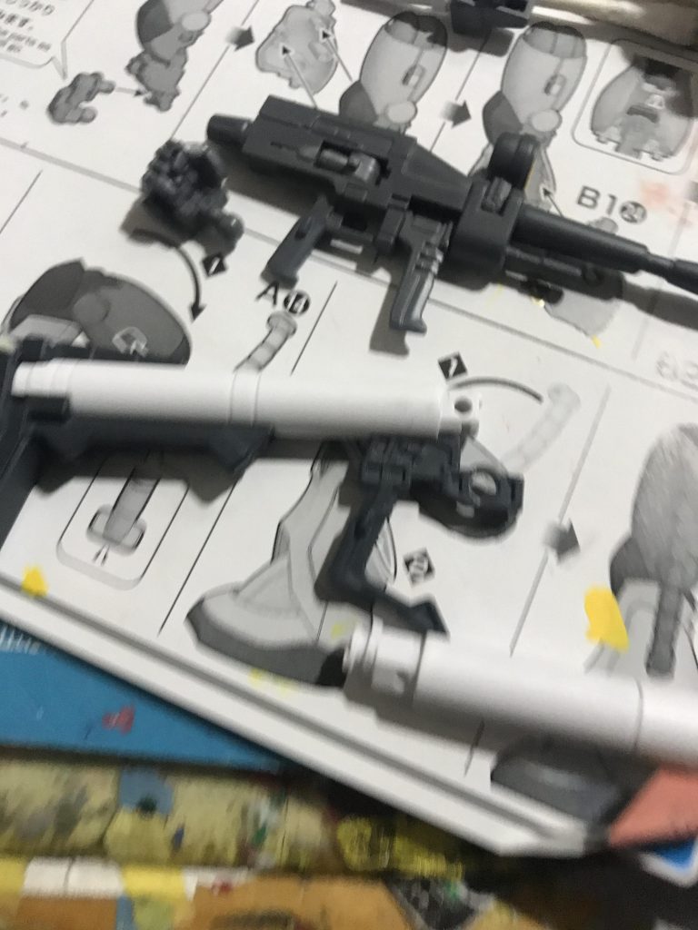 武器の合わせ目消し中。バズーカはこんな感じで合わせ目を消します。