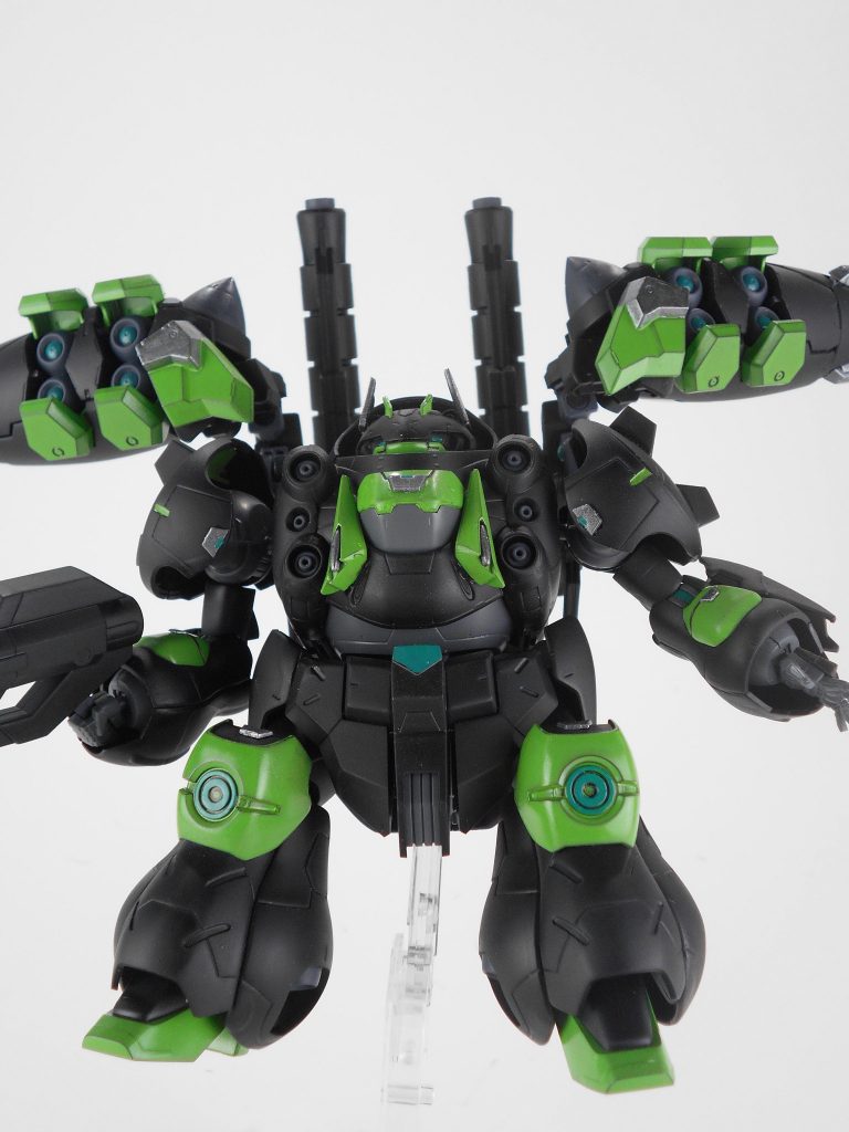 GNアイズブラスター・「ウレスド」。羅刹天の武装をそのままグシオンに装備しています。この武装の攻撃範囲が広いため、リボルバーバズーカは範囲の広さを代わりに威力を上げました。「ウレスド」は英語で「森林」のアナグラムです。