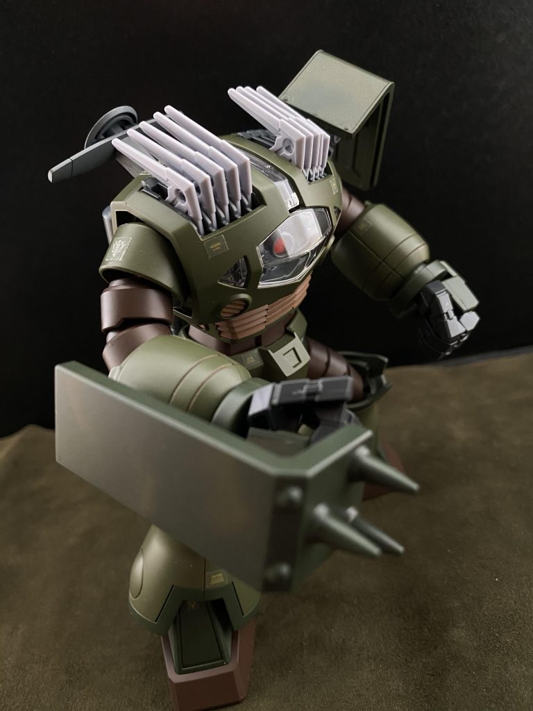 近接戦闘を得意する彼は、ナイフの様にも使え、投槨しても音の出ない、ブーメランカッターを気に入ったようで、戦闘終了後に拾いに行くほどである。