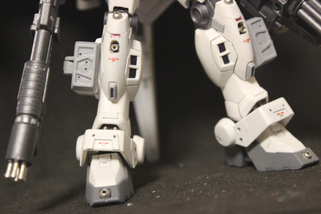 脚部。ミサイルハッチはプラ板でディテール追加、各部にメタルパーツを配置し、アポジモーター風に。足首にはプラ棒でシリンダーを追加。