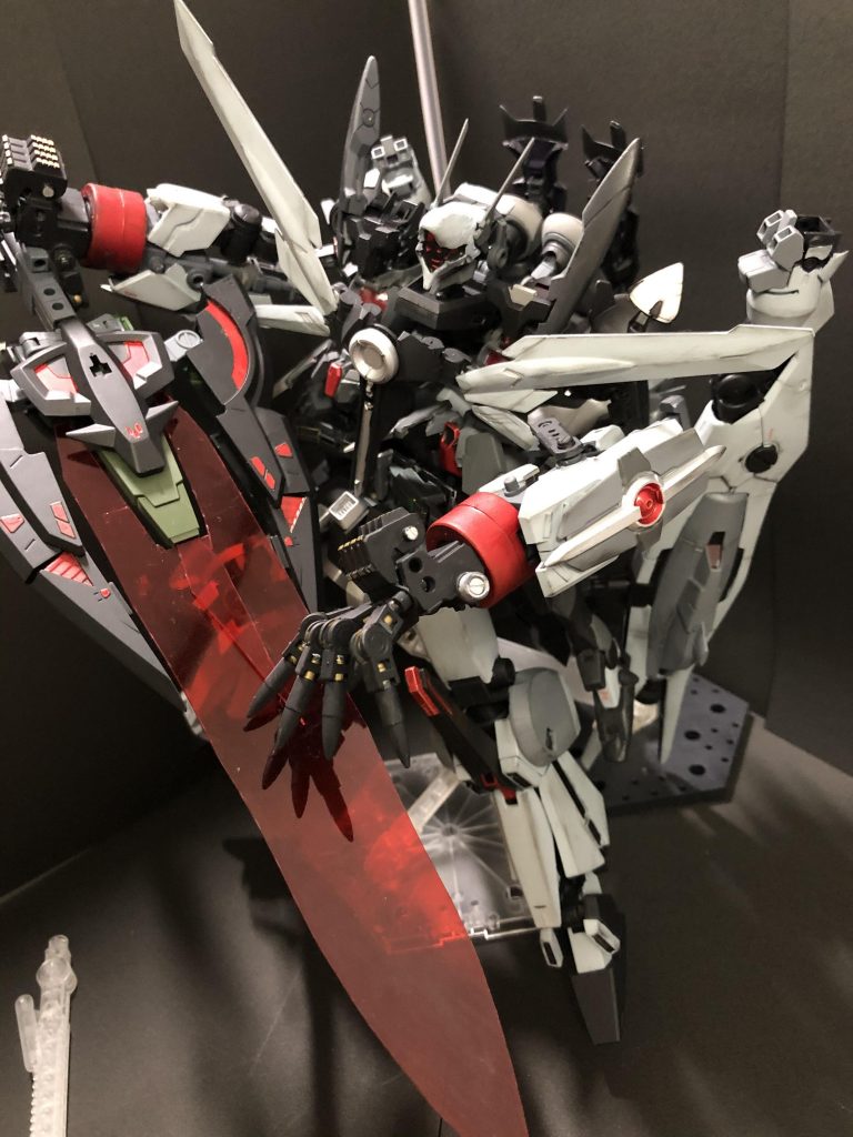 ヴァルムジンクスの兵装その2大型GNソード非常に重いのでとても構えられません。そこで、掌含むあちこちにハードポイントを設けることでポーズに合わせて近い角度で止められます。このポーズの時は右膝が支えてます。