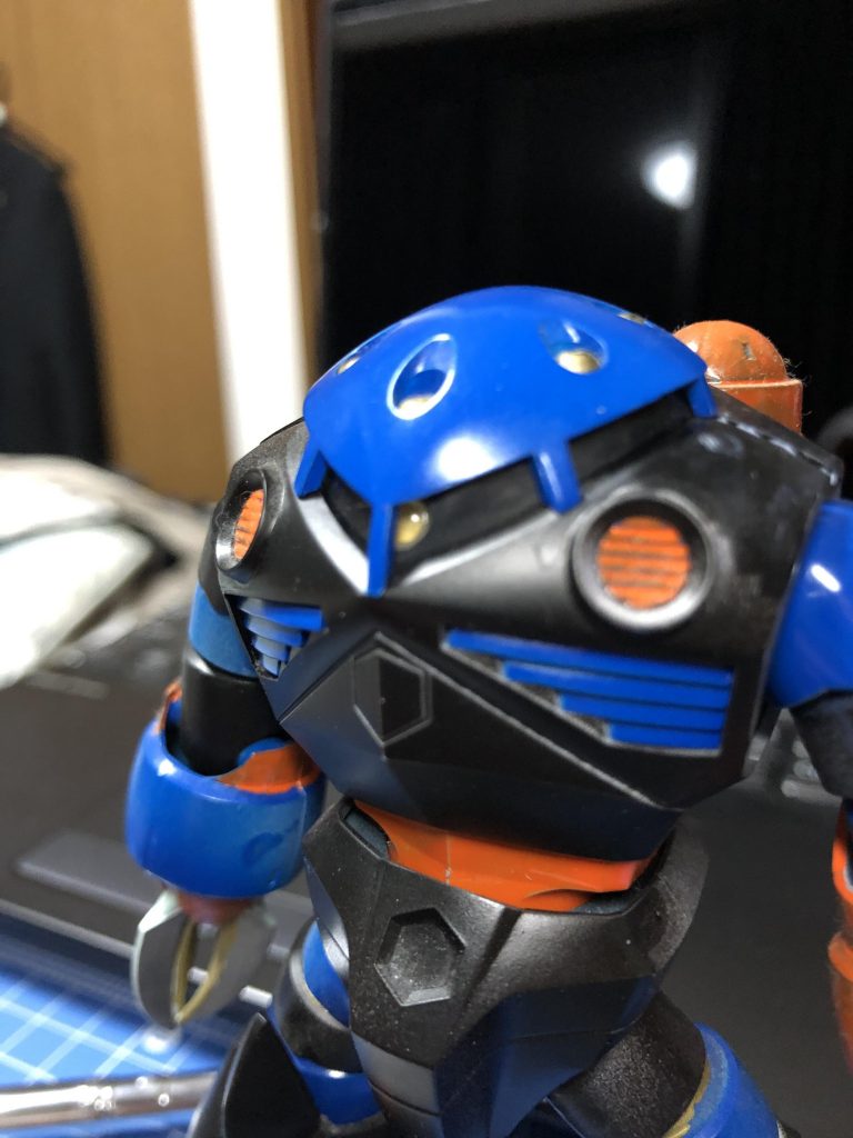 確かモノアイがシールでザクみたいにカスタムパーツをつけるつもりが真ん中の棒のせいでつけれず。すぐにピンバイスを買いに行き穴を空けて中から付けたと思います。だんだん色々試し始めたんですねぇ